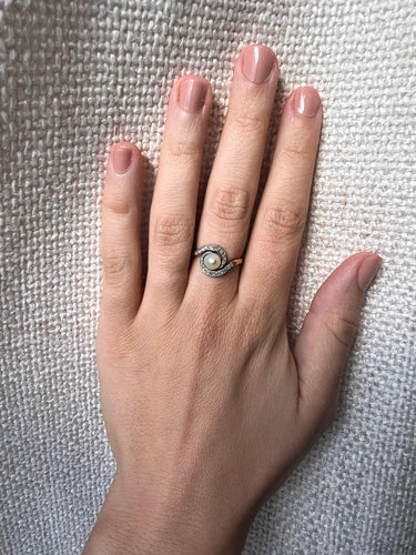 Bague 51 Bague Tourbillon Perle et Diamants en or jaune, or blanc ou platine 58 Facettes BJ-001