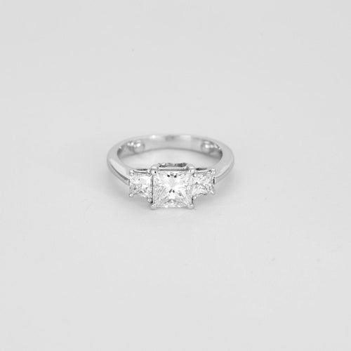 Bague 53 Solitaire trilogie or blanc, diamant princesse 1,50 carat. 58 Facettes