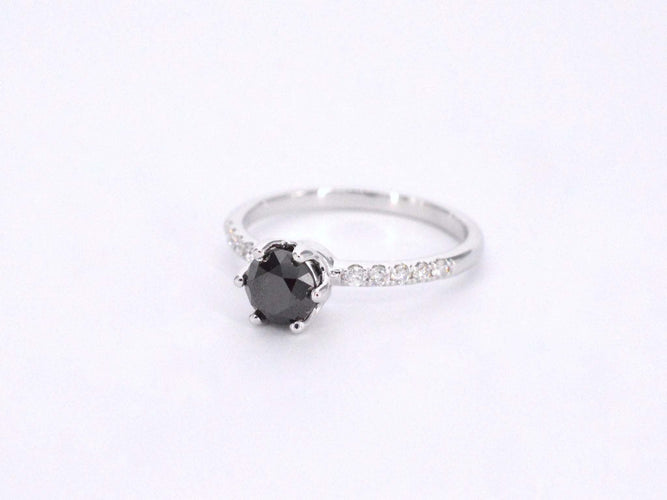 Bague 54 Bague en or blanc avec un diamant noir taille brillant et des diamants blancs 58 Facettes 2222