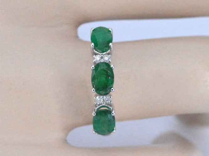 Bague Bague en or blanc avec diamants et émeraude 58 Facettes 2126