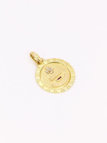 Pendentif Médaille amour Augis ronde striée Plus qu'hier moins que demain or jaune diamants rubis 58 Facettes J620