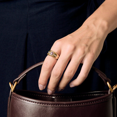 Bague bandeau en or jaune, rubis et diamants
