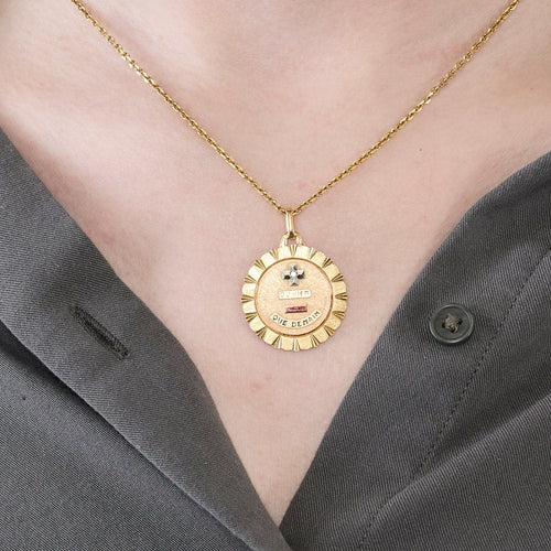 AUGIS - Médaille d'Amour en or jaune, diamant et rubis de synthèse