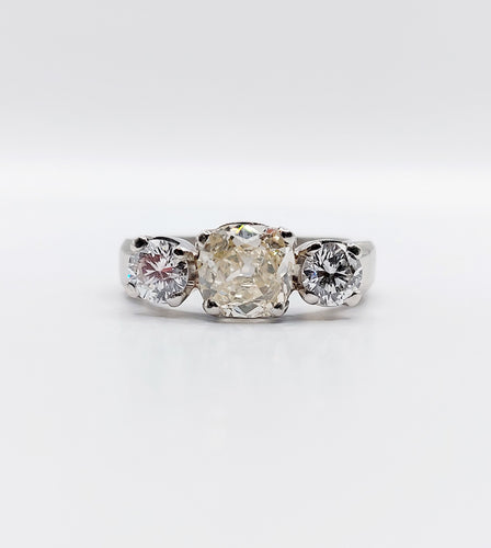 Bague jonc Art déco en platine et diamants (1,30 ct + 0,90 ct)