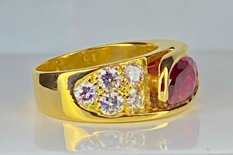 Bague 58 Bague en or jaune 18 carats, rubis 2,25 carats et 10 diamants 58 Facettes AB412