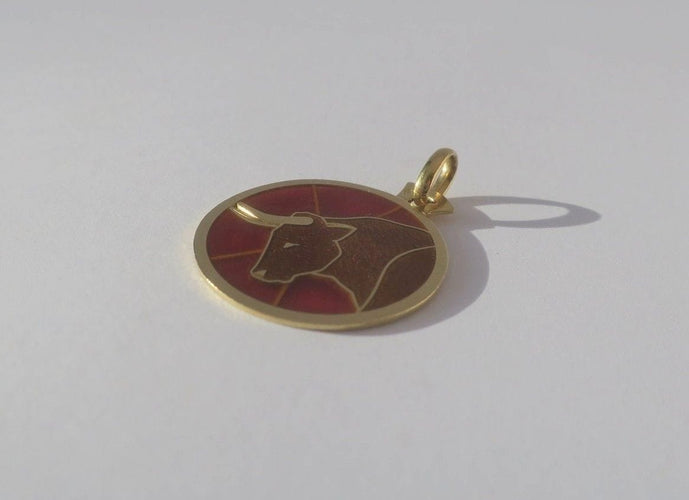 Pendentif Cartier - Pendentif zodiaque Taureau en or jaune 18k et émail plique-à-jour 58 Facettes