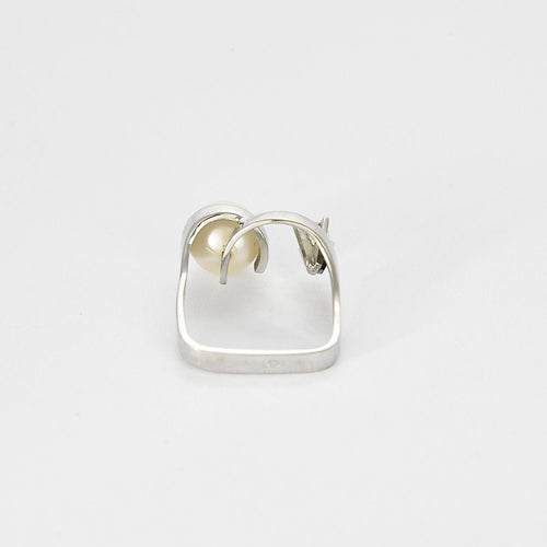 Bague 49 Bague en or blanc, perle et diamant, attribuée à Alain Roure 58 Facettes