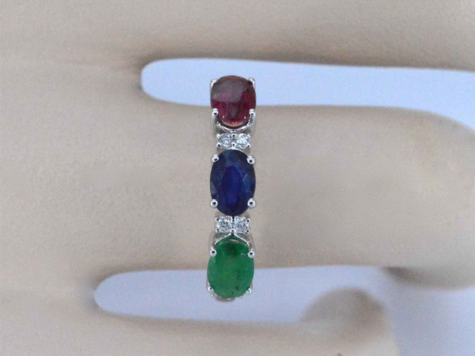 Bague en or blanc avec diamants, saphir, rubis et émeraude