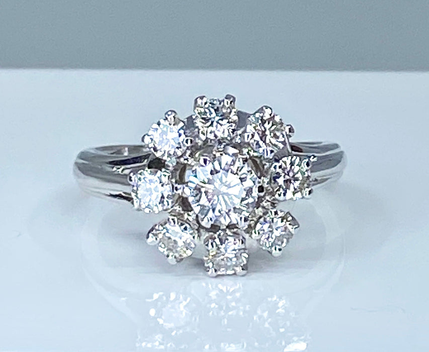 Bague marguerite en or blanc sertie de 9 diamants