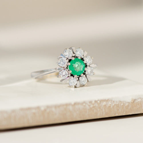 Bague 57.5 Bague en or blanc, ornée d'émeraudes et de diamants, modèle entourage, vintage vers 1970 58 Facettes