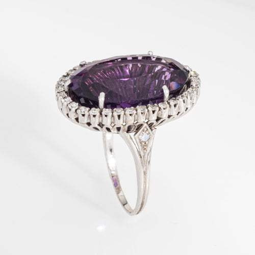 Bague Bague cocktail vintage en or blanc 18 carats, ornée d'une améthyste et de diamants, taille 5,25, style milieu du siècle. 58 Facettes G13978