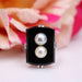 Bague 56 Bague onyx et ses perles de culture grise et dorée 58 Facettes 24-014