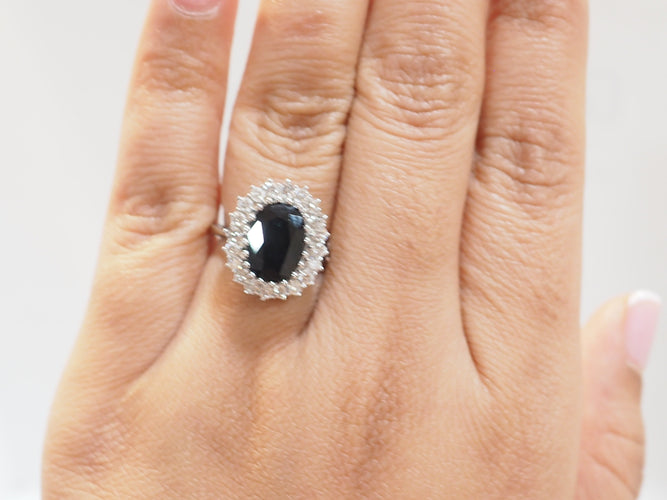 Bague 54 Bague entourage en or blanc, saphir ovale et diamants 58 Facettes 33297