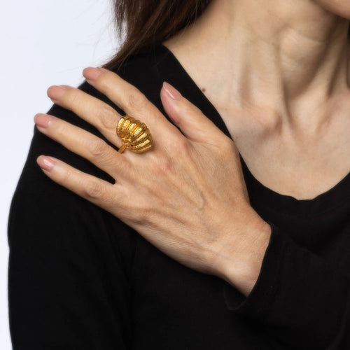 Bague Bague dôme cannelée Ilias Lalaounis taille 6 vintage en or 18 carats, grand bijou de cocktail 58 Facettes G13681