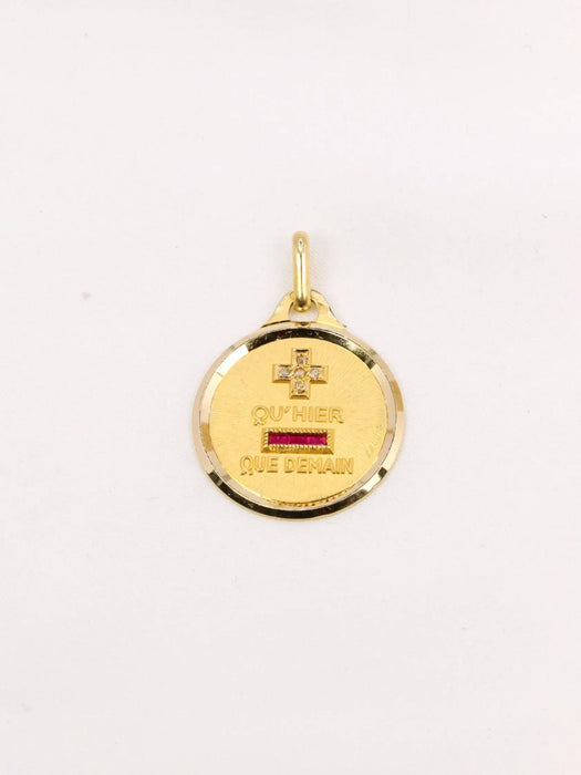 Pendentif AUGIS - Médaille amour grand modèle plus qu'hier moins que demain or jaune diamant rubis 58 Facettes J481