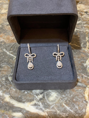 Boucles d’oreilles dormeuses nœuds pavés de diamants en or gris 18 carats 58 Facettes BO254