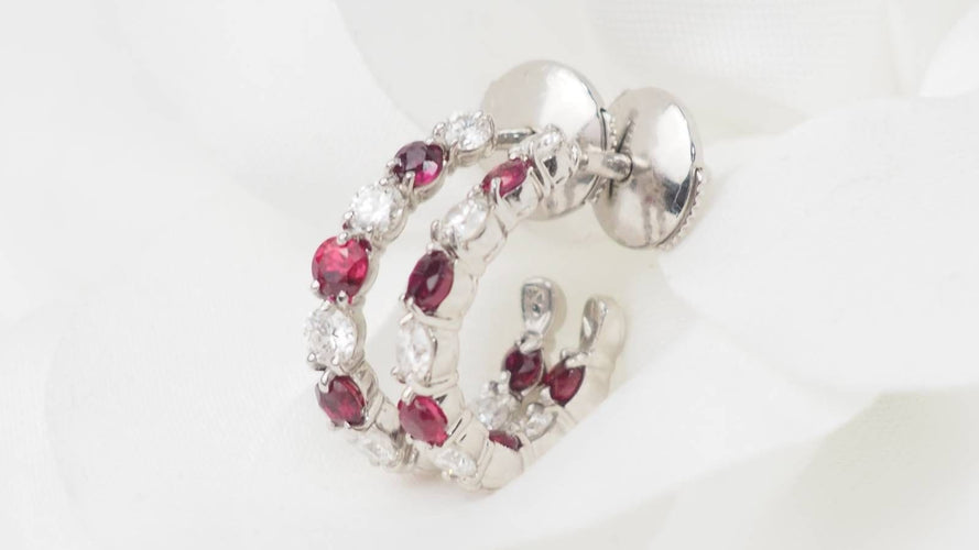 Boucles d'oreilles Boucles d'oreilles créoles en or blanc, rubis et diamants 58 Facettes 32986