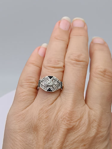 Bague 57 Bague Art Déco octogonale en or gris sertie de diamants et saphirs 58 Facettes