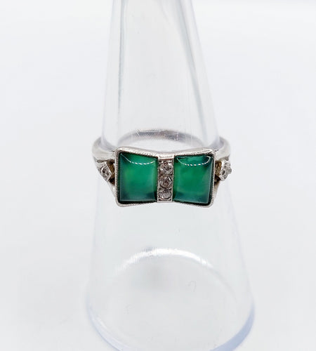 Bague 52.5 Bague tank nœud Art déco en or blanc 18k et platine, diamants et pierres vertes 58 Facettes A06581