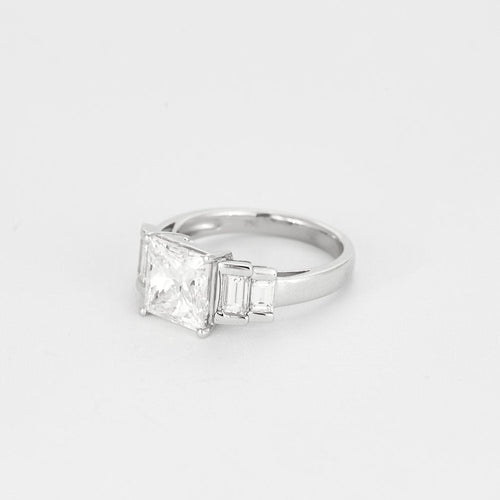 Bague 54 Bague solitaire en or blanc sertie d'un diamant taille princesse de 3,02 carats 58 Facettes