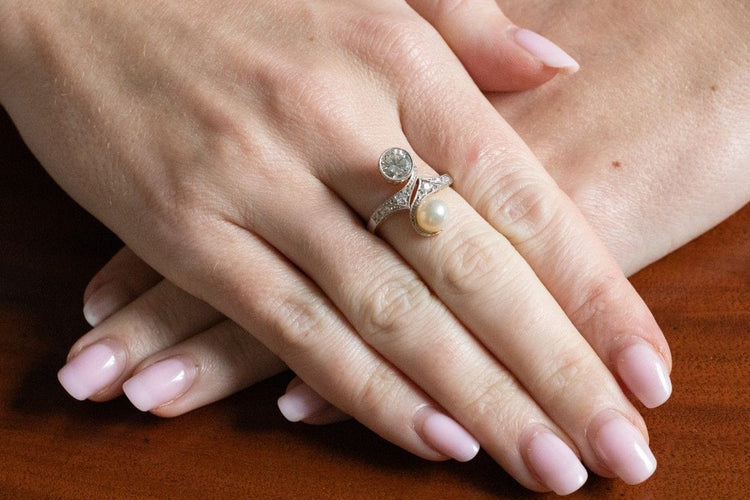 Bague 55 Bague en or Toi et Moi avec diamant de 1,00 ct et perle 58 Facettes 1540