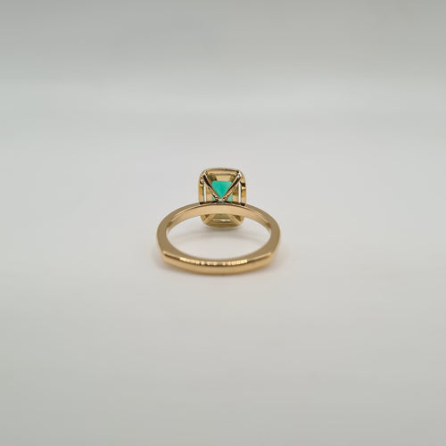 Bague solitaire or jaune 18 carats sertie d’une émeraude et halo de diamants laboratoires