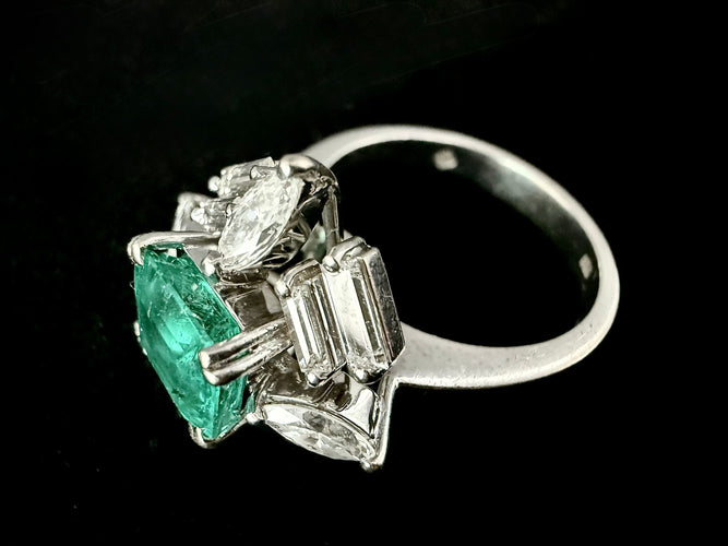 Bague 56 Bague or blanc sertie d'une émeraude de 2,20 carats et 2,20 carats de diamants 58 Facettes