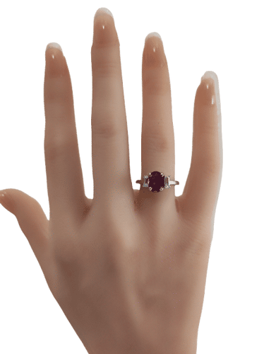 Bague saphir ovale entourée de diamants en or gris 18k