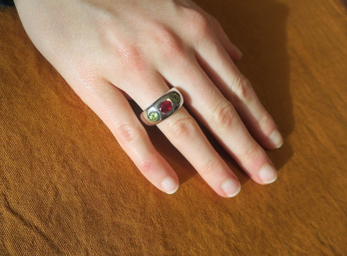 Bague 57 Bague jonc or blanc rubis et péridots 58 Facettes