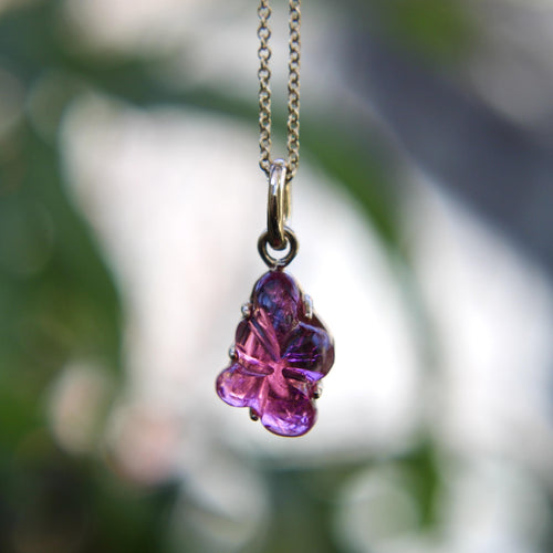 Pendentif Breloque fleur en tourmaline rose sculptée à la main, signée en or 14 carats 58 Facettes A2006X