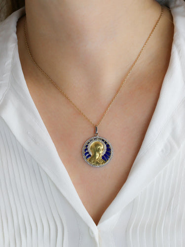 Pendentif VERNON Médaille Art Nouveau émail plique-à-jour or jaune diamants 58 Facettes 1153.9