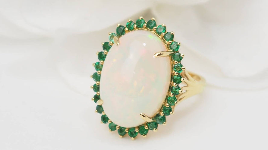 Bague 54 Bague ovale en or jaune, opale cabochon et émeraudes 58 Facettes 32639