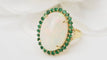 Bague 54 Bague ovale en or jaune, opale cabochon et émeraudes 58 Facettes 32639
