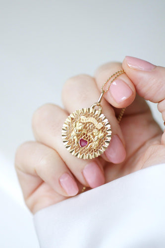 Pendentif Médaille Or Jaune Anges Coeur Rubis "Il Bat Pour Toi" 58 Facettes