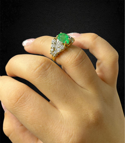 Bague en forme de goutte ornée d'émeraude et de diamants