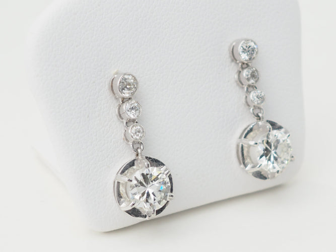 Boucles d'oreilles Paire de dormeuses anciennes en or blanc et diamants 58 Facettes 32108