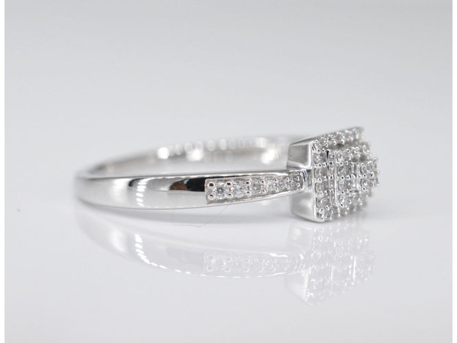 Bague 54 Bague entourage en or blanc avec diamants 58 Facettes 2007