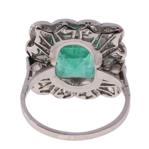 Grâce géométrique : une bague Art déco vintage en émeraude et diamant