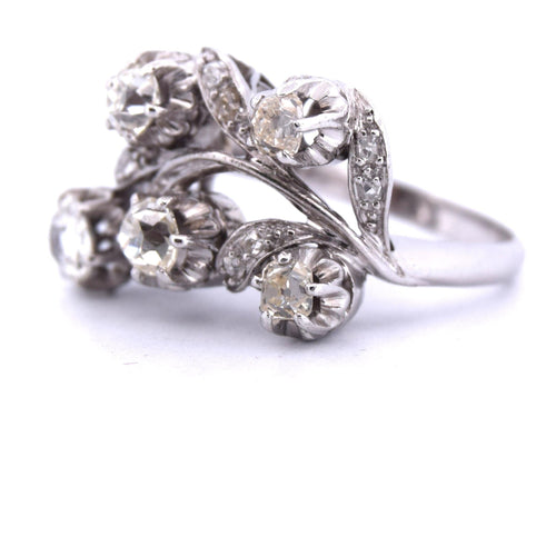Bague 53 Bague en or blanc avec diamants des années 1940 58 Facettes