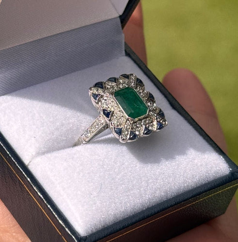 Bague 55 Bague de style Art Déco en platine avec diamants, émeraudes et saphirs. 58 Facettes