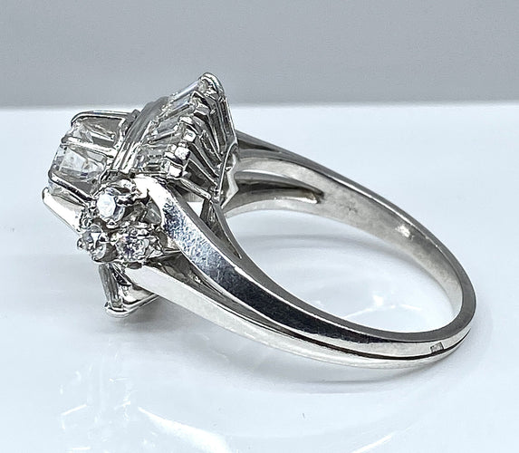 Magnifique bague en platine, diamants baguettes et ronds