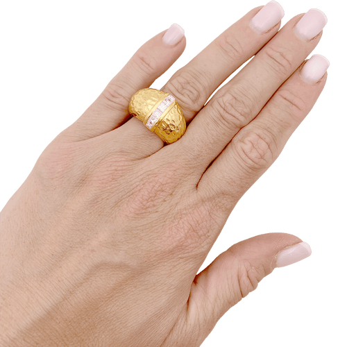 Bague 52 Bague or jaune texturé et diamants taille princesse. 58 Facettes 34692