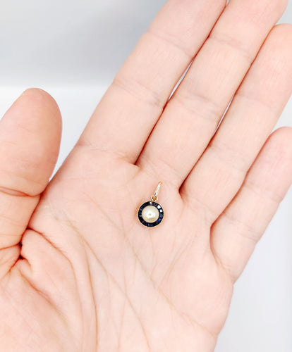 Pendentif Pendentif cible Art déco en or 18k et perle, saphirs synthétiques 58 Facettes A06516