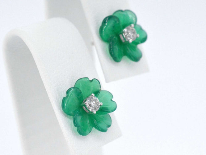 Boucles d'oreilles Boucles d'oreilles en or blanc 0,18 carat ornées d'une fleur précieuse verte et de gros diamants 58 Facettes 2258
