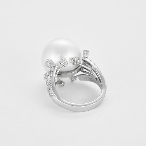 Bague 52,5 Bague en or blanc, perle de culture blanche et diamants 58 Facettes RAM3104