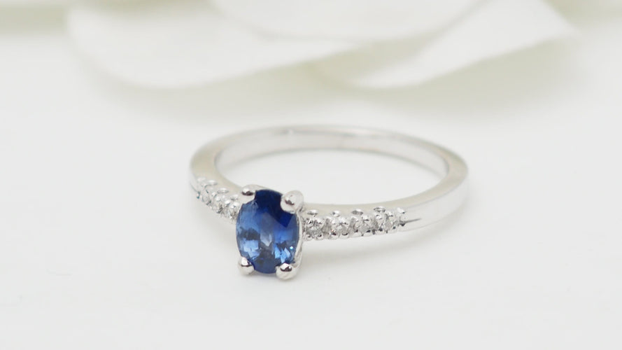 Bague 53.5 Bague solitaire en or blanc, saphir et diamants 58 Facettes 31391