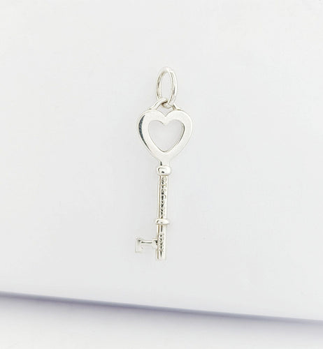Pendentif Pendentif Tiffany & Co "Return to Tiffany" Clé Coeur en argent 58 Facettes 32310