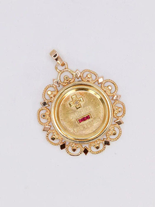 Pendentif AUGIS - Médaille amour arabesques plus qu'hier moins que demain or jaune, rubis 58 Facettes J557