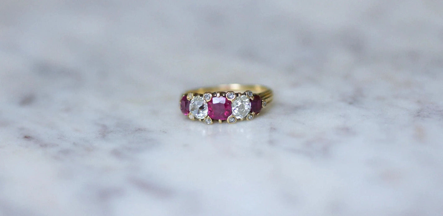 Bague 53.5 Bague Jarretière diamants, rubis birman 58 Facettes