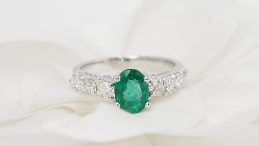 Bague 53 Bague en or blanc, émeraude et diamants 58 Facettes 32626